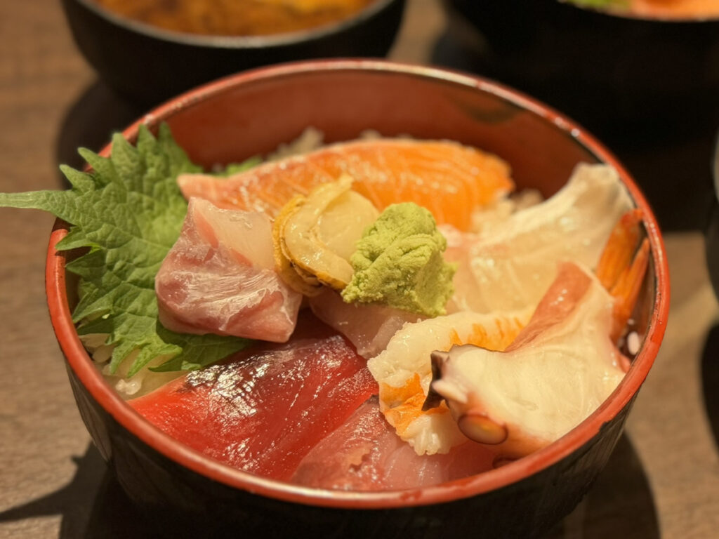 豪快立ち寿司の海鮮丼