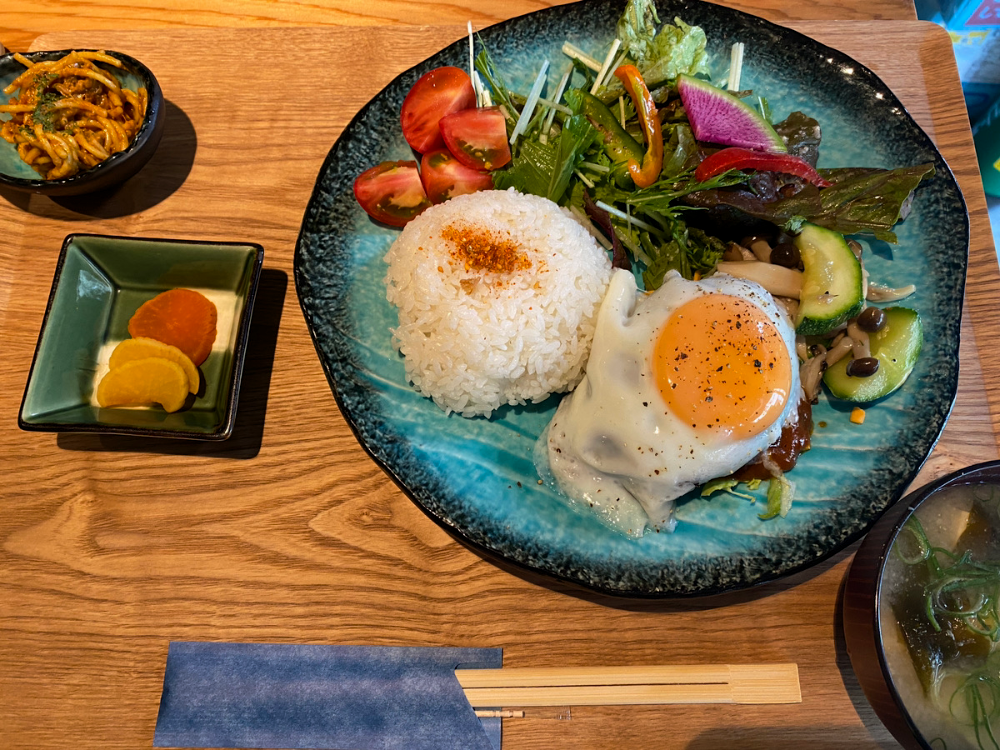 ニチヨウビのロコモコプレートとお惣菜