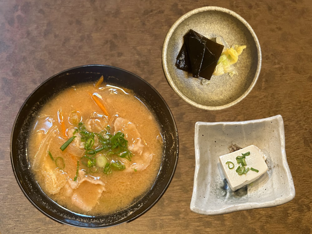 昼定食についているミニ豚汁、小鉢、香の物の紹介写真