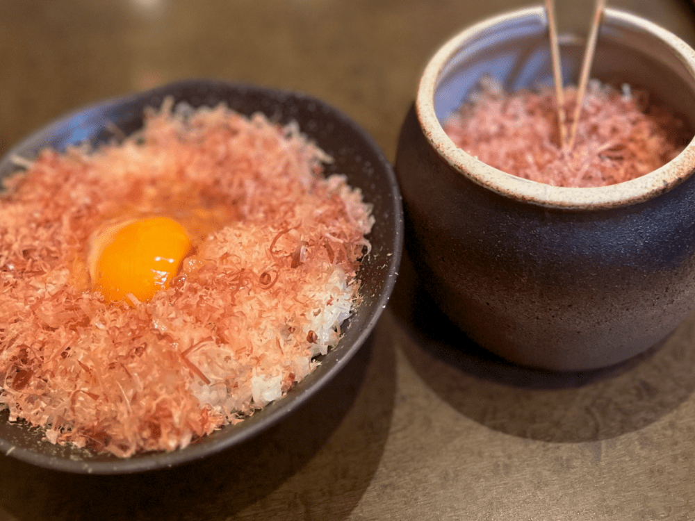 鰹節ご飯と別瓶の鰹節の写真（豚汁定食鰹節ご飯付）