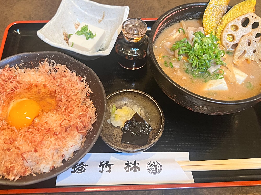 豚汁定食鰹節ご飯付の写真