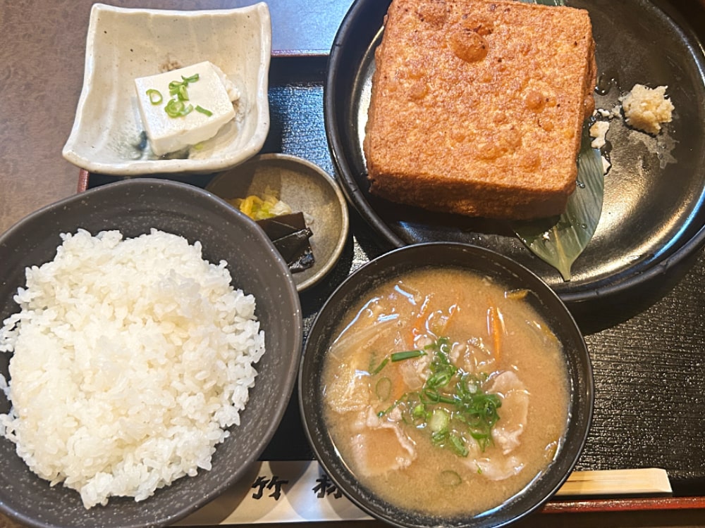 揚げ立て厚揚げ一丁揚げ定食の写真