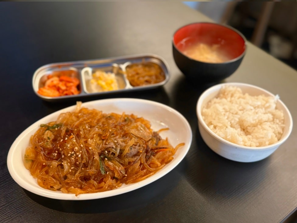 ナジミキンパのチャプチェと定食セット