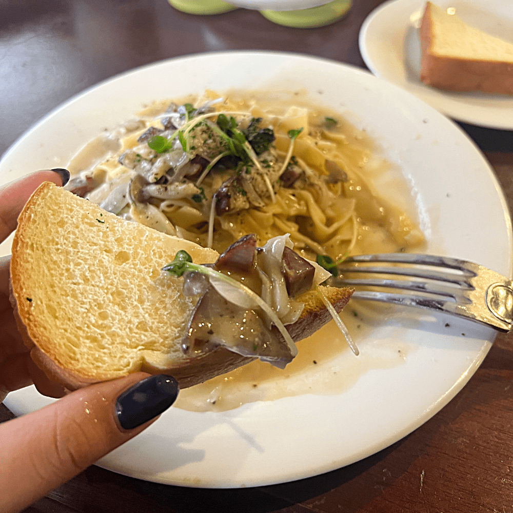 シェフの気まぐれ生パスタランチに付いてくるパンの写真