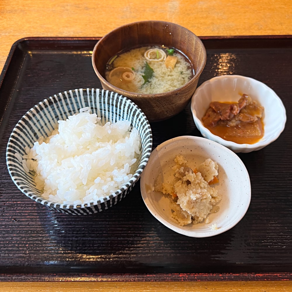 お造り定食に付くセットの小針とご飯と味噌汁の写真