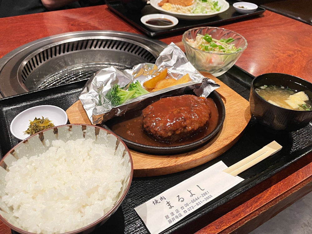 卸を営む焼肉の名店「まるよし」のランチが難波で1000円以下で食べられる！