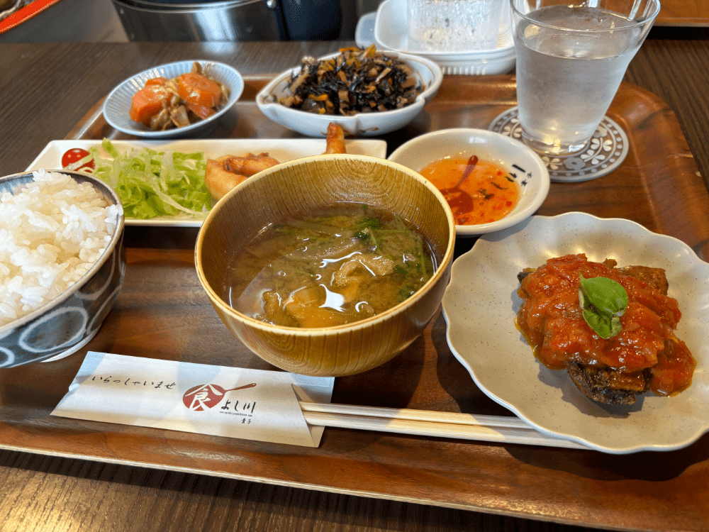 メニューは日替わり1種類のみ！難波で家庭料理を味わえる「食よし川」