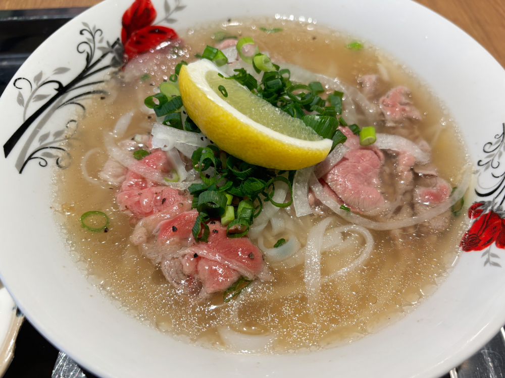 ベトナム汁麺の半生牛肉のフォー