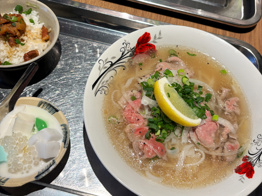 ベトナム汁麺とご飯ランチのセット写真