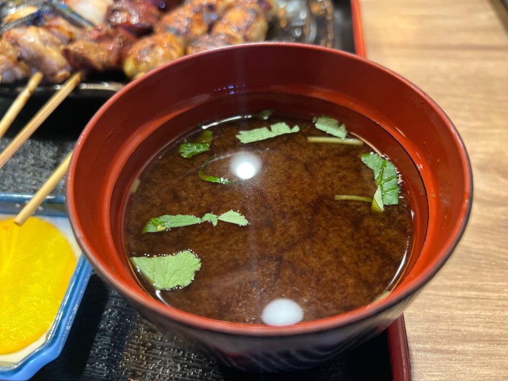 正起屋の定食の赤だしの味噌汁