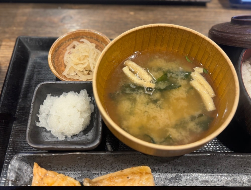 しんぱち食堂のお味噌汁と小鉢