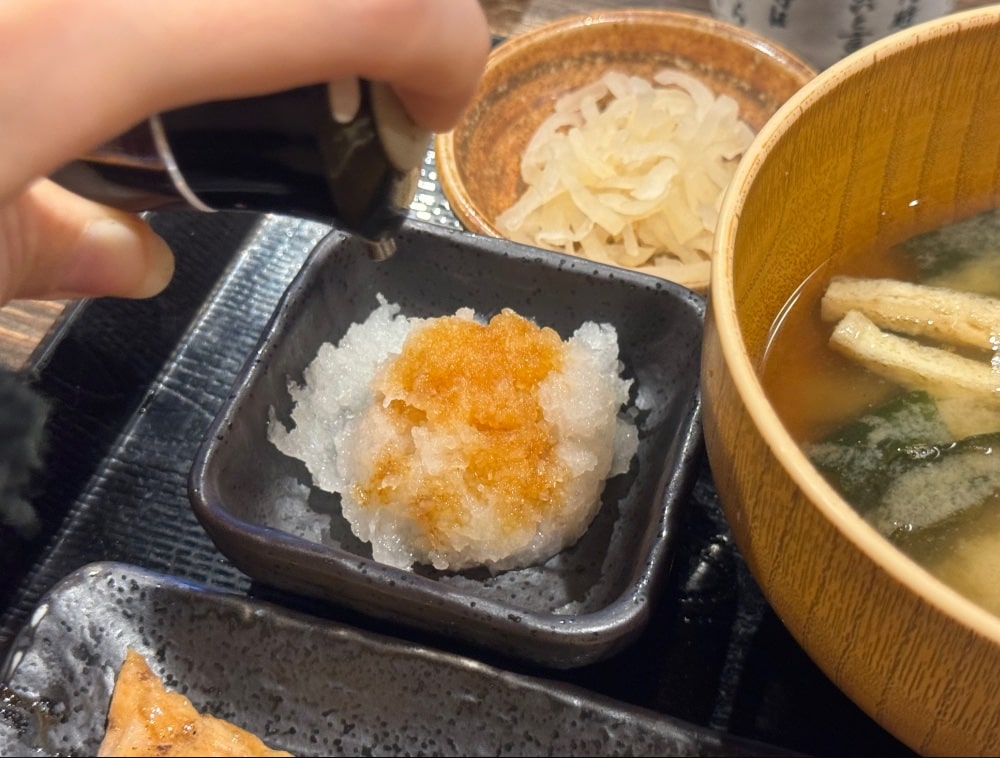 大根おろしに醤油をかけている様子