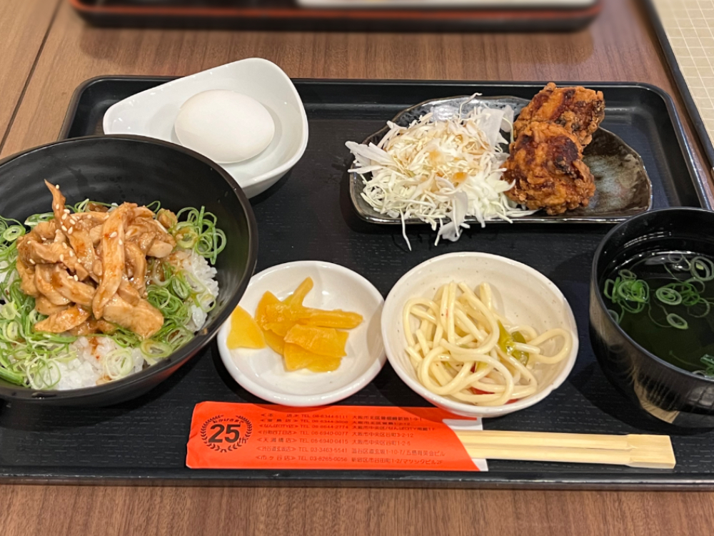 北新地 鳥屋のランチメニュー「温玉ユッケ丼定食」